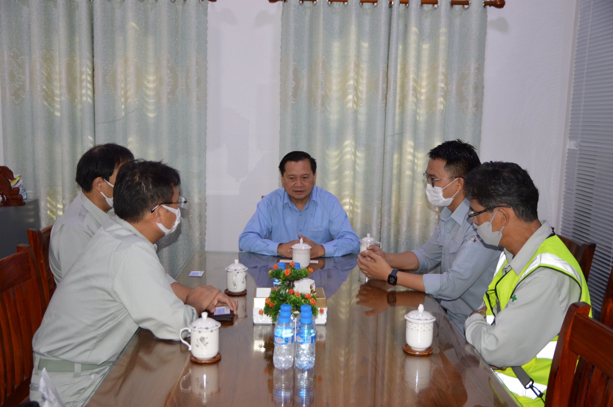 ໃນຕອນເຊົ້າທີ່ 8/11/2022 ບໍລິສັດ ຄູໂບ່ຕ່າ ໄດ້ເຂົ້າພົບ ອໍານວຍການເພື່ອປຶກສາຫາລືວຽກງານການກໍ່ສ້າງລະບົບນໍ້າປະປາ.