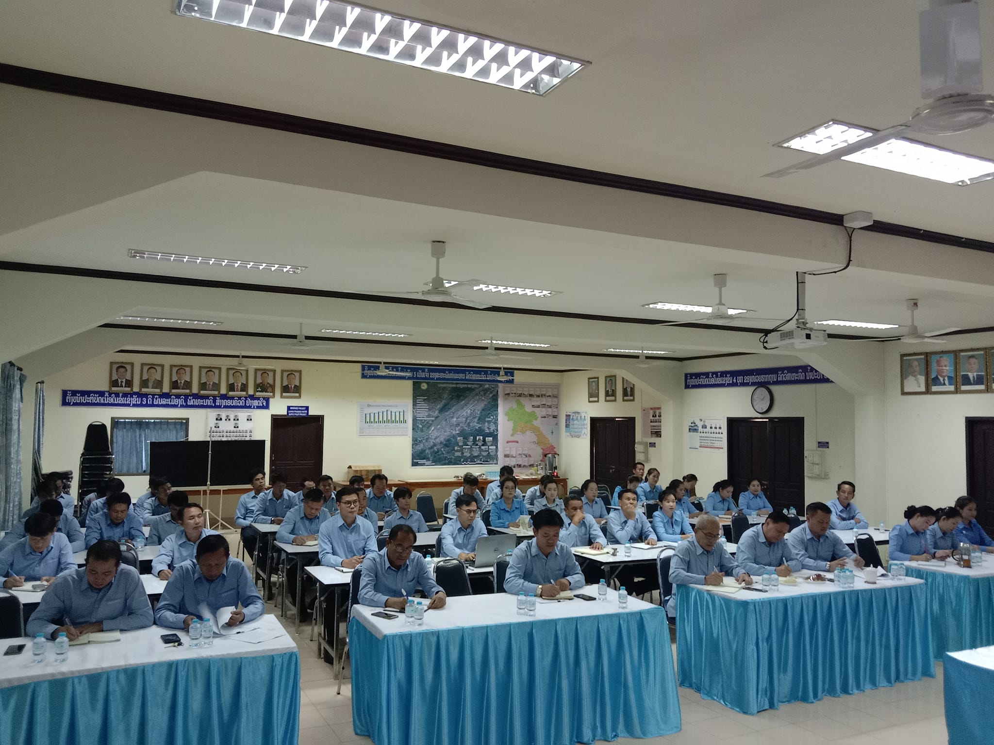 ໃນຕອນແລງຂອງວັນທີ່ 11/10/2024 ໄດ້ເປີດກອງປະຊຸມຮັບຟັງການເຜີຍແຜ່ເອກະສານ 4ບົດ ແລະຄໍາສັ່ງແນະໃນການກະກຽມເປີດກອງປະຊຸມໃຫຍ່ ຂອງຄະນະພັກຮາກຖານ ລັດວິສາຫະກິດນໍ້າປະປາ ແຂວງຫຼວງພະບາງ ໂດຍ ທ່ານ ປອ ຄໍາຄ່ອງ ພົມມະປັນຍາ ຄະນະປະຈໍາພັກແຂວງ ຫົວໜ້າຄະນະຈັດຕັ້ງແຂວງ ເປັນຜູ້ບັນຍາຍ.