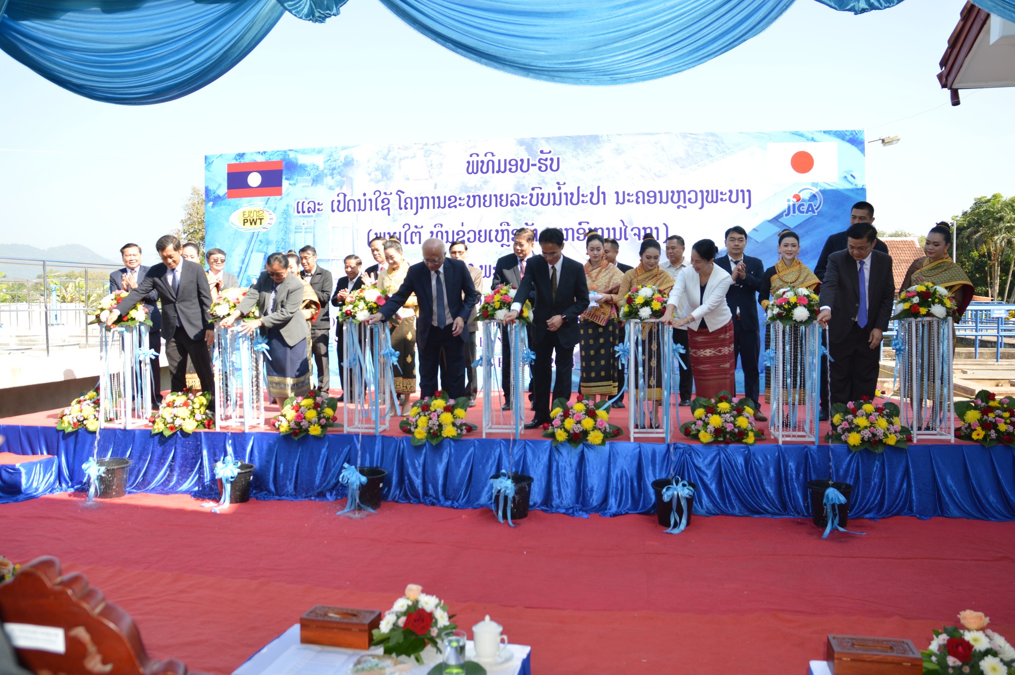 ໃນຕອນເຊົ້າຂອງວັນທີ່ 12/11/2024 ໄດ້ເປີດພິທີ ມອບ-ຮັບ ໂຄງການຂະຫຍາຍລະບົບນໍ້າປະປາ ນະຄອນ ຫຼວງພະບາງ ແຂວງຫຼວງພະບາງ ພາຍໃຕ້ທຶນຊ່ວຍເຫຼືອລ້າ ຂອງອົງການໄຈກ່າ, ໂດຍເປັນປະທານຂອງ ທ່ານ ງາມປະສົງ ເມືອງມະນີ ລົດຖະມົນຕີ ກະຊວງໂຍທາທິການ ແລະ ຂົນສົ່ງ.